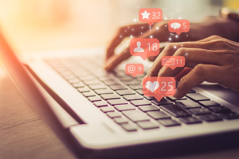 mani-su-una-tastiera-che-definisce-una-social-media-strategy