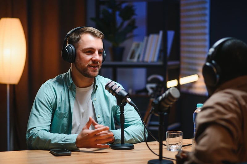 ragazzo-che-fa-un-podcast-con-ospite-di-spalle
