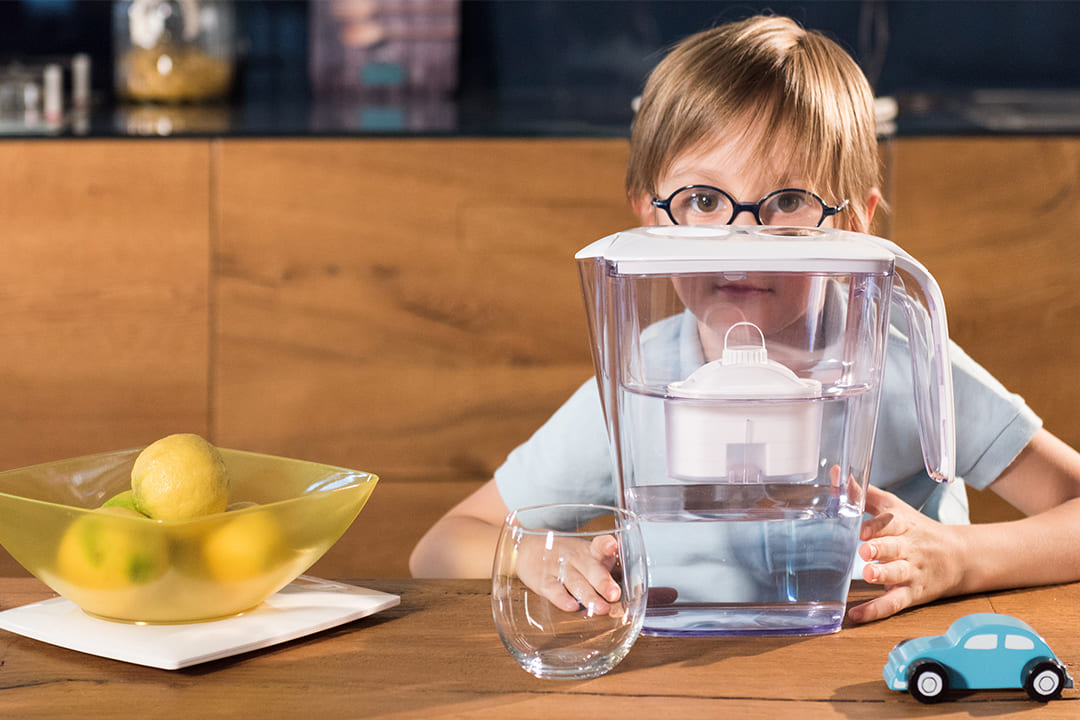 bambino con caraffa Laica